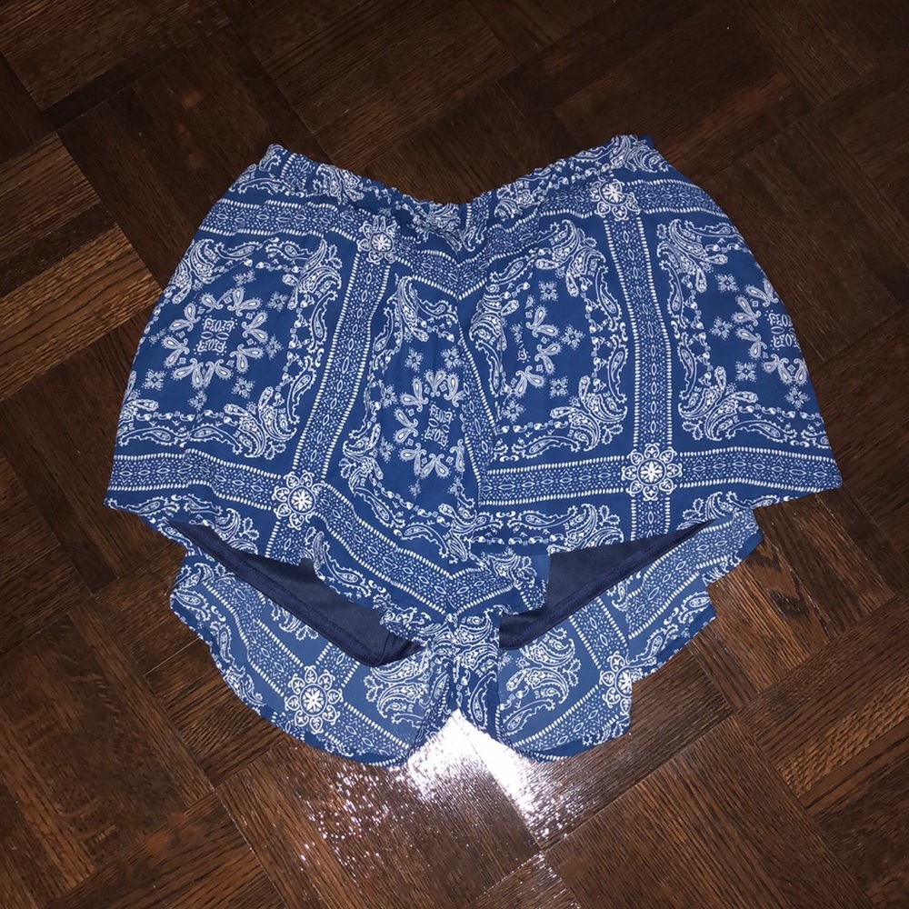 Boutique mid waist flowy shorts